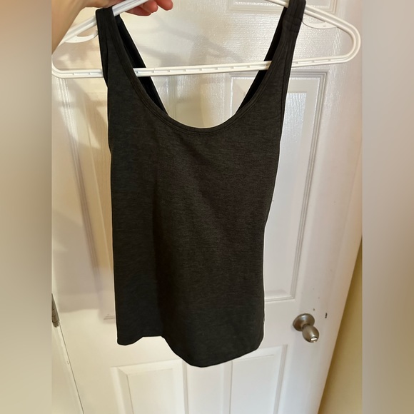 GapFit tank top with built in shelf bra. Medium. - Picture 3 of 3